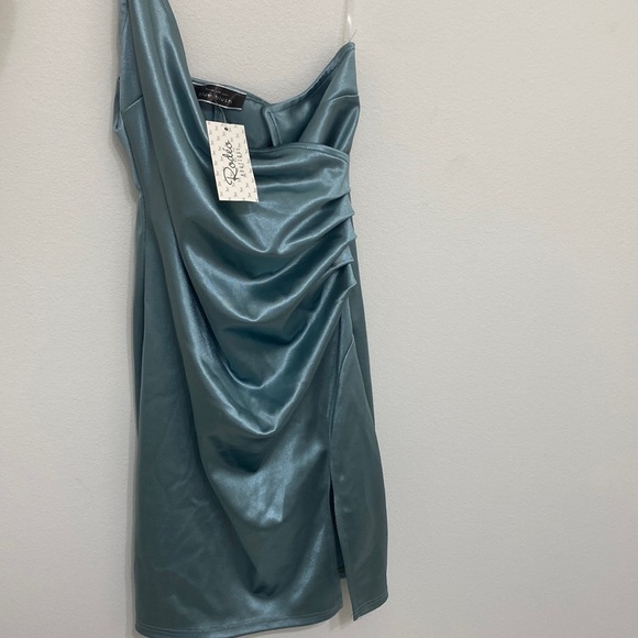 Brand new with tag still attached. Left strapped did pop off. - Picture 1 of 1